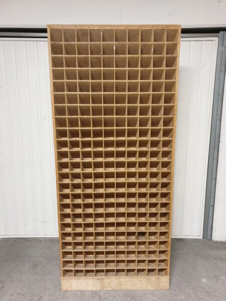 Meuble de métier à casiers en bois