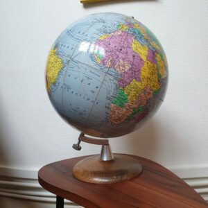 Globe terrestre vintage 1940