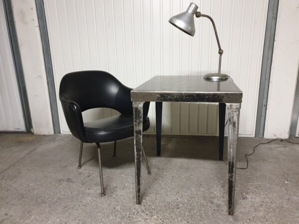 Petite table industrielle métal brossé noir – Image 3