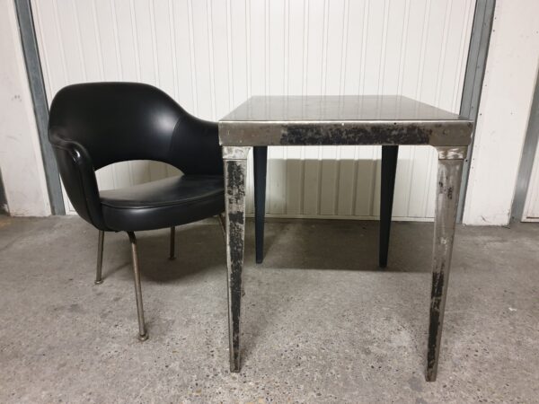Petite table industrielle métal brossé noir – Image 4