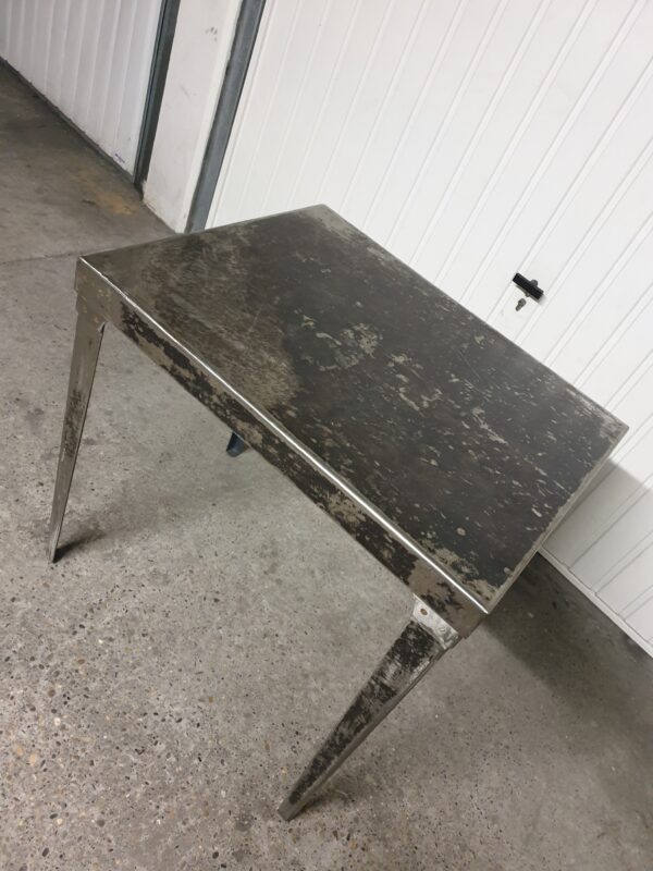 Petite table industrielle métal brossé noir – Image 6