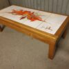 Table basse vintage orme et céramique 70's – Image 3