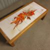 Table basse vintage orme et céramique 70's – Image 5