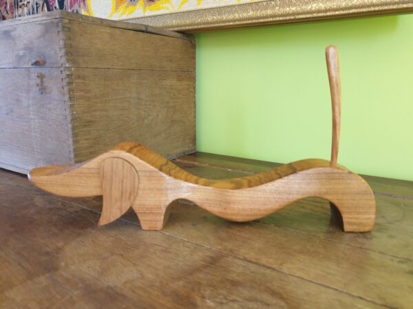Sculpture Teckel en teck design scandinave Mid-Century – Image 3