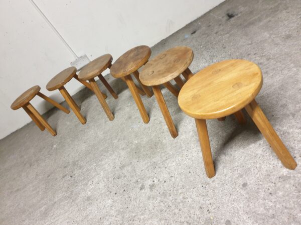 Tabouret tripode en bois Mid-century Le Corbusier – Image 2