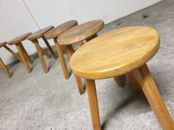 Tabouret tripode en bois Mid-century Le Corbusier – Image 3