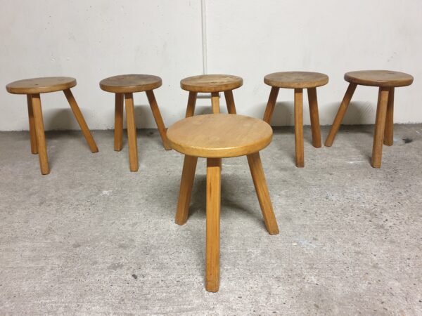 Tabouret tripode en bois Mid-century Le Corbusier – Image 9